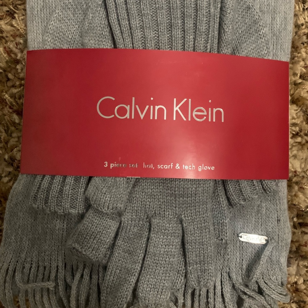 NWT Calvin Klein 3 piece Scarf/beanie/gloves grey knit gift pack